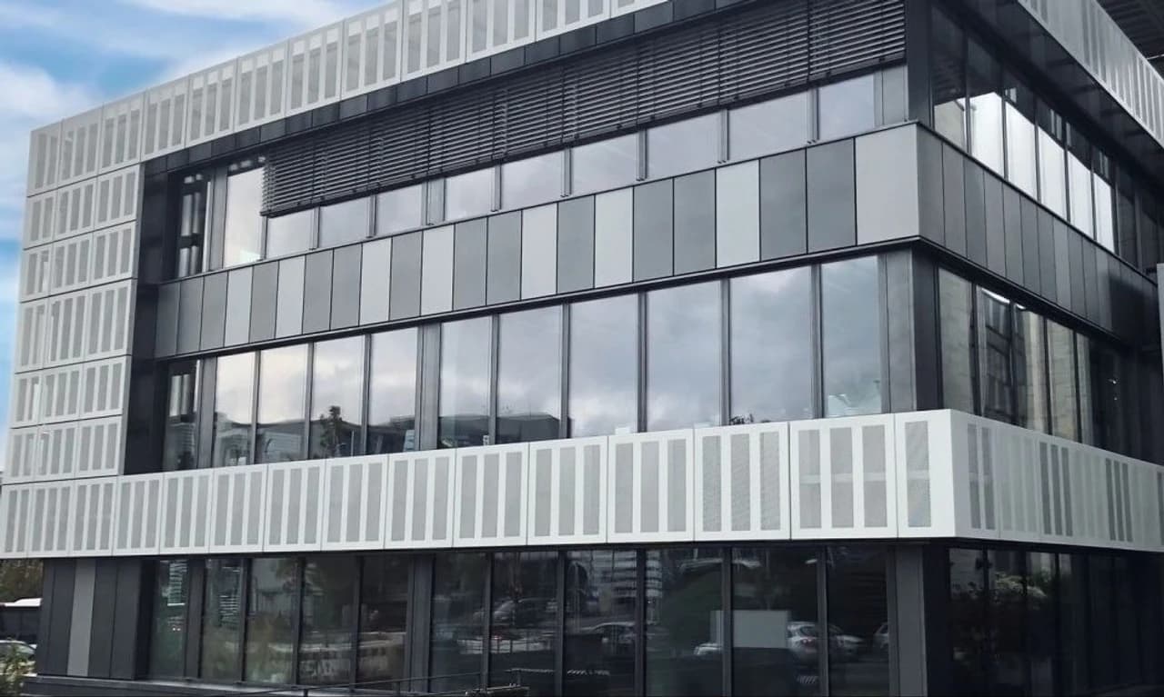 Luxembourg-Gasperich, Location, Bureau