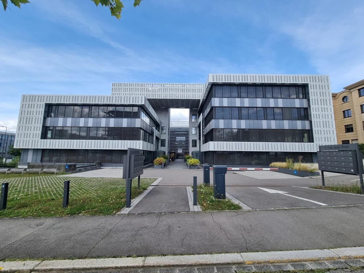 Luxembourg-Gasperich, Location, Bureau