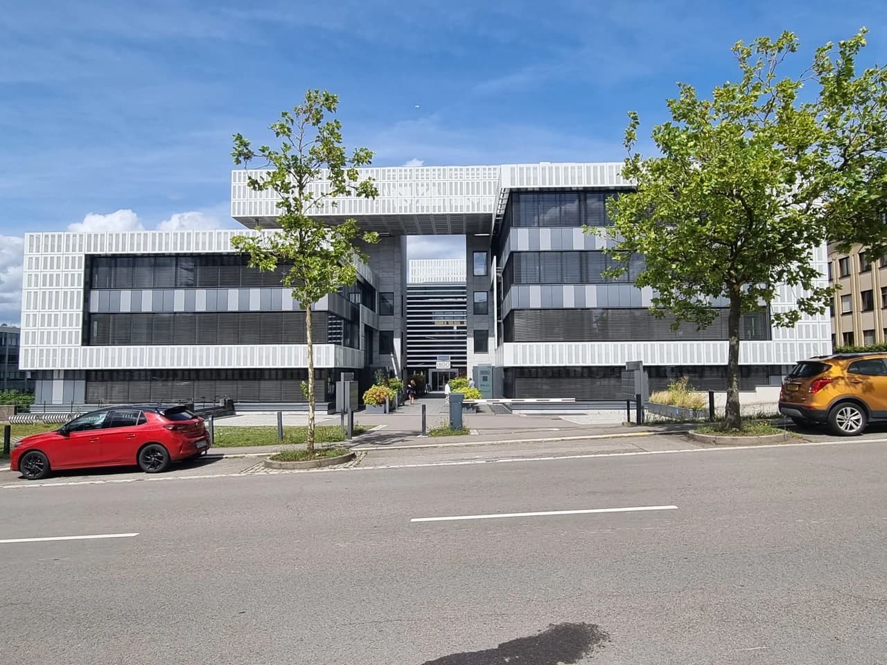 Luxembourg-Gasperich, Location, Bureau