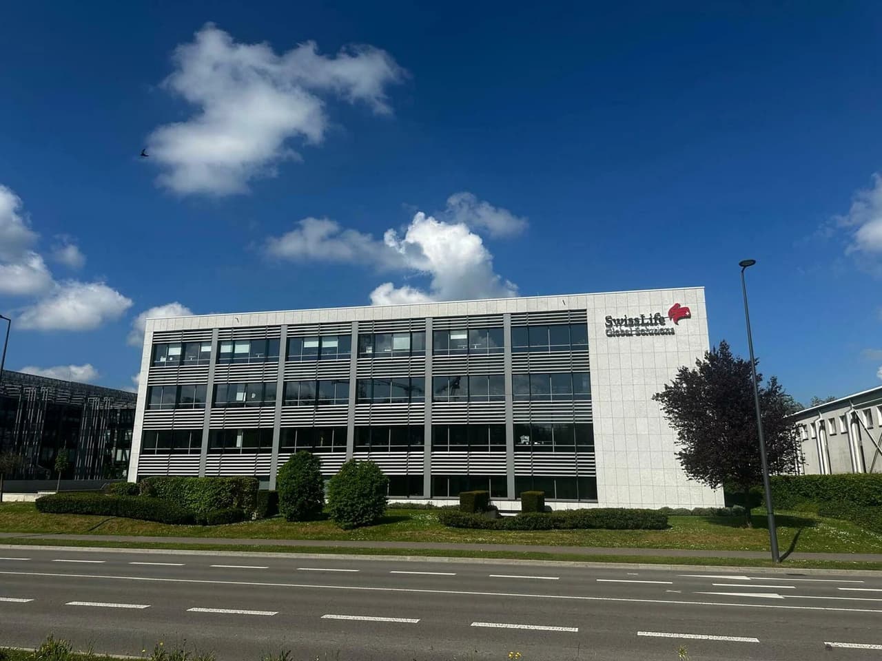 Luxembourg-Gasperich, Location, Bureau