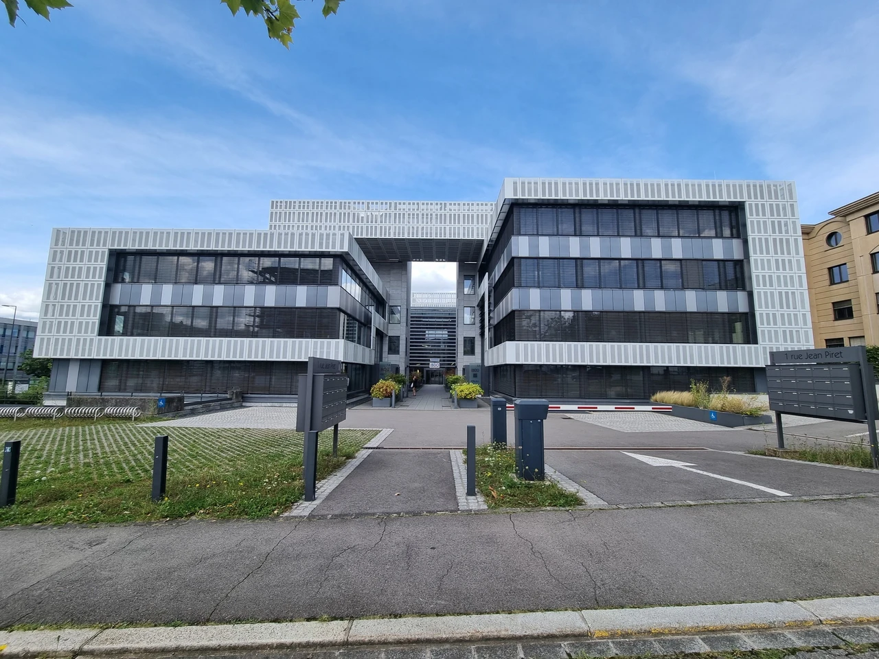 Luxembourg-Gasperich, Location, Bureau