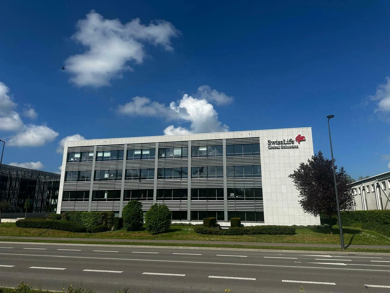 Luxembourg-Gasperich, Location, Bureau